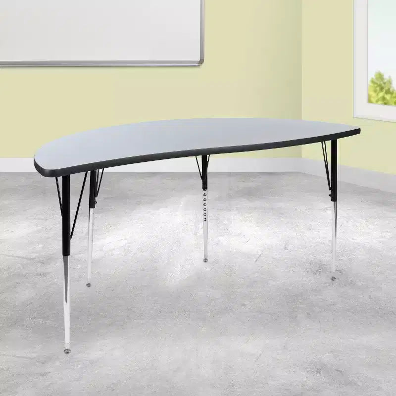 Table d'activités collaborative laminée thermique flexible demi-cercle vague 60 po - Pieds réglables en hauteur standard