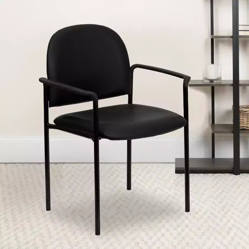 Chaise de réception latérale empilable en acier avec accoudoirs, modèle Confort