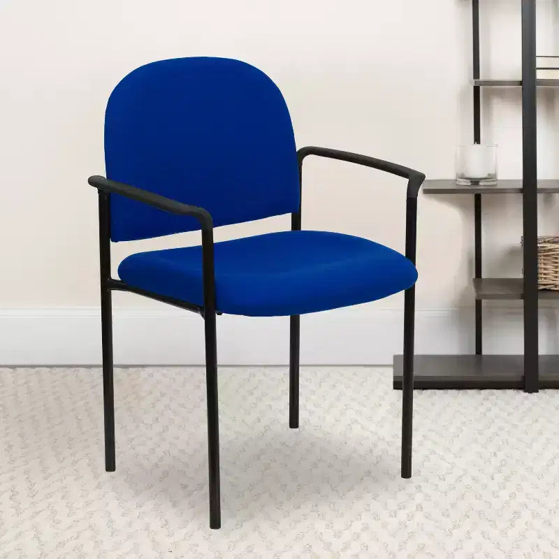 Chaise de réception latérale empilable en acier avec accoudoirs, modèle Confort